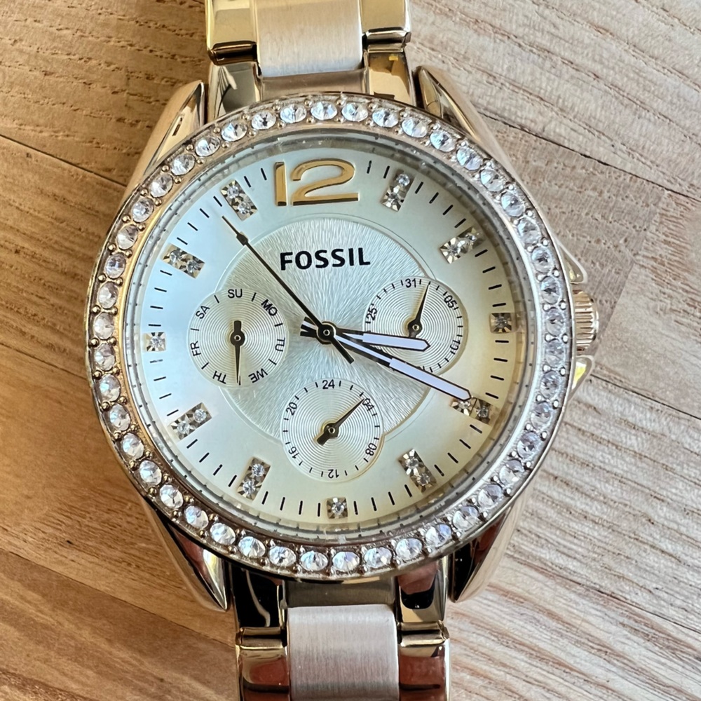 Fossil Riley ladies gold tone stainless steel crystal fashion watch NEW BATTERY